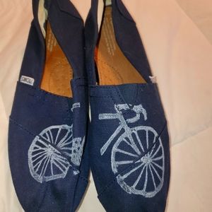 TOM'S size 11 Navy Blue w/Bike